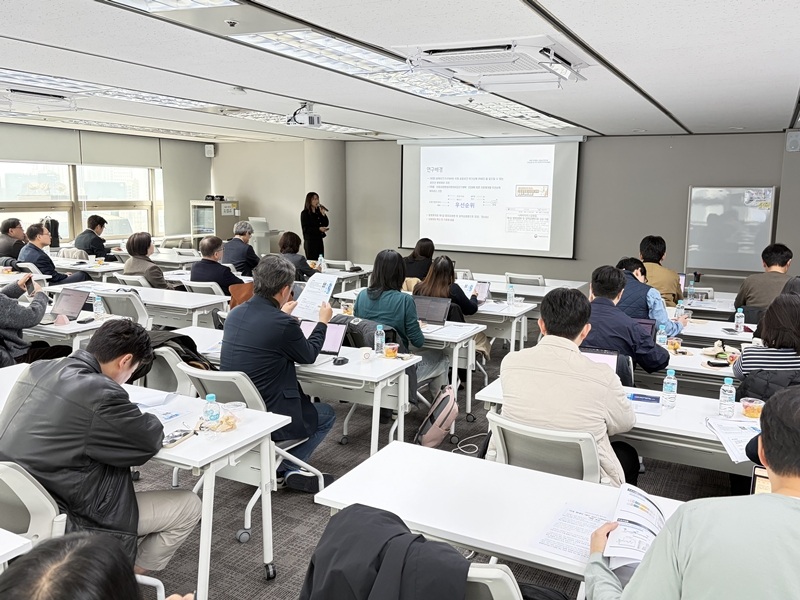 ▲ 국립보건연구원이 17일 서울 종로구 HJ비즈니스센터 광화문에서 열린 '2026년 제1회 과학미디어아카데미'에서 니파바이러스 국내 치료제 및 백신 개발 전략을 발표하고 있다. The National Institute of Health presents its strategy to develop treatments and vaccines for the Nipah virus at the Science Media Academy held in Seoul. (NIH - 국립보건연구원)