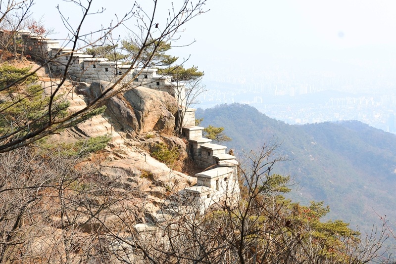 ▲ 북한산성에서 바라본 서울 도심 전경. Seoul landscape as seen from Bukhansanseong Fortress.