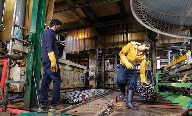 ▲ 한국에 상주하는 전체 외국인 노동자 가운데 68.7%가 직장에 '만족'하는 것으로 조사됐다. 이 중에서 비전문취업 노동자(77.0%)와 전문인력(74.7%)의 만족도가 상대적으로 높았다. A Ministry of Data and Statistics survey has found that 68.7% of foreign workers in the country last year were "satisfied" with their jobs, with non-professional (77%) and professional staff (74.7%) reporting higher rates.