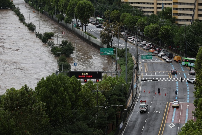 ▲ 폭우가 내린 지난해 8월 13일, 서울 노원구 월계1교 인근 중랑천에 홍수주의보가 발령되면서 동부간선도로의 차량 통행이 전면 통제되고 있다. Heavy rains on Aug. 13, 2025, for Jungnangcheon Stream in Seoul's Nowon-gu District blocks traffic on the Dongbu Expressway, causing the release of a flood warning. (Yonhap News - 연합뉴스)