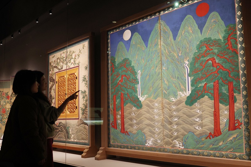 ▲ 2월 25일 서울 용산구 국립중앙박물관 서화실 재개관에서 방문객들이 '일월오봉도'를 살펴보고 있다. A visitor on Feb. 25 views an Irworobongdo folding screen at the National Museum of Korea in Seoul. (Lee Jeongwoo)