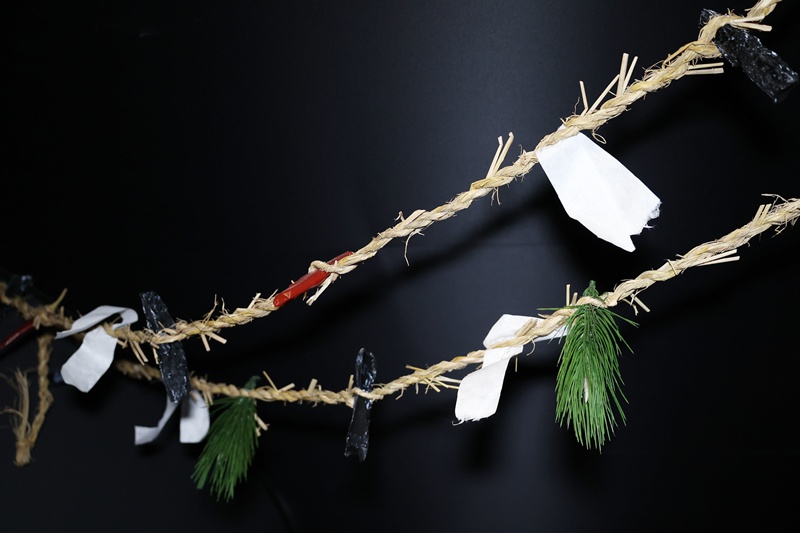 ▲ 7일 서울 종로구 국립민속박물관에서 열린 특별전 ‘출산, 모두의 잔치’에 한국 전통 출산 관습인 '금줄'이 전시돼 있다. A geumjul (sacred straw rope), which is used in a traditional childbirth custom, is displayed on April 7 at the exhibition "Happy Birthday" at the National Folk Museum of Korea in Seoul's Jongno-gu District.