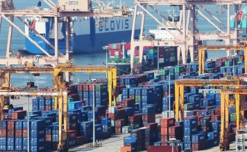 AMRO, 올 한국 성장률 1.9% 전망···추경·반도체, 반등 견인 – ASEAN research arm keeps Korea’s 2026 growth forecast at 1.9% 사진은 평택항에 컨테이너가 쌓여있는 모습