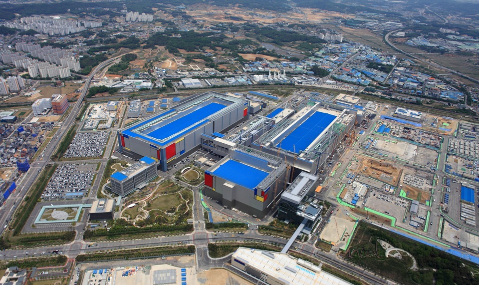 ▲ 삼성전자 평택 반도체 공장 전경. Semiconductor factories of Samsung Electronics in Pyeongtaek, Gyeonggi-do Province (Samsung Electronics)