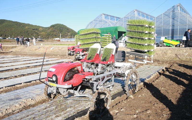 ▲ 자율주행 트랙터를 사용하는 스마트 기계화 재배현장 모습. This self-driving tractor is being used at a smart machinery cultivation site. (National Institute of Agricultural Sciences)