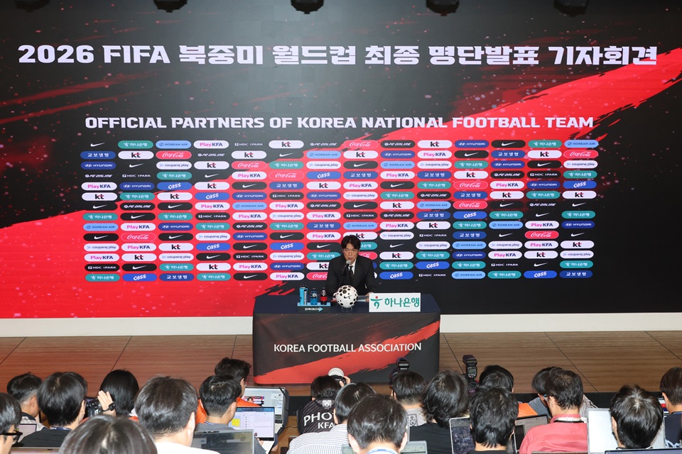 ▲ 16일 2026 국제축구연맹(FIFA) 북중미 월드컵 한국 대표팀 최종 명단 발표 기자회견에 임하고 있는 홍명보 축구 국가대표팀 감독. Hong Myung-bo, head coach of the men's national soccer team, on May 16 speaks at a news conference at KT Gwanghwamun West Building in Seoul's Jongno-gu District to announce the final roster for the FIFA World Cup in North America. (Yonhap News - 연합뉴스)