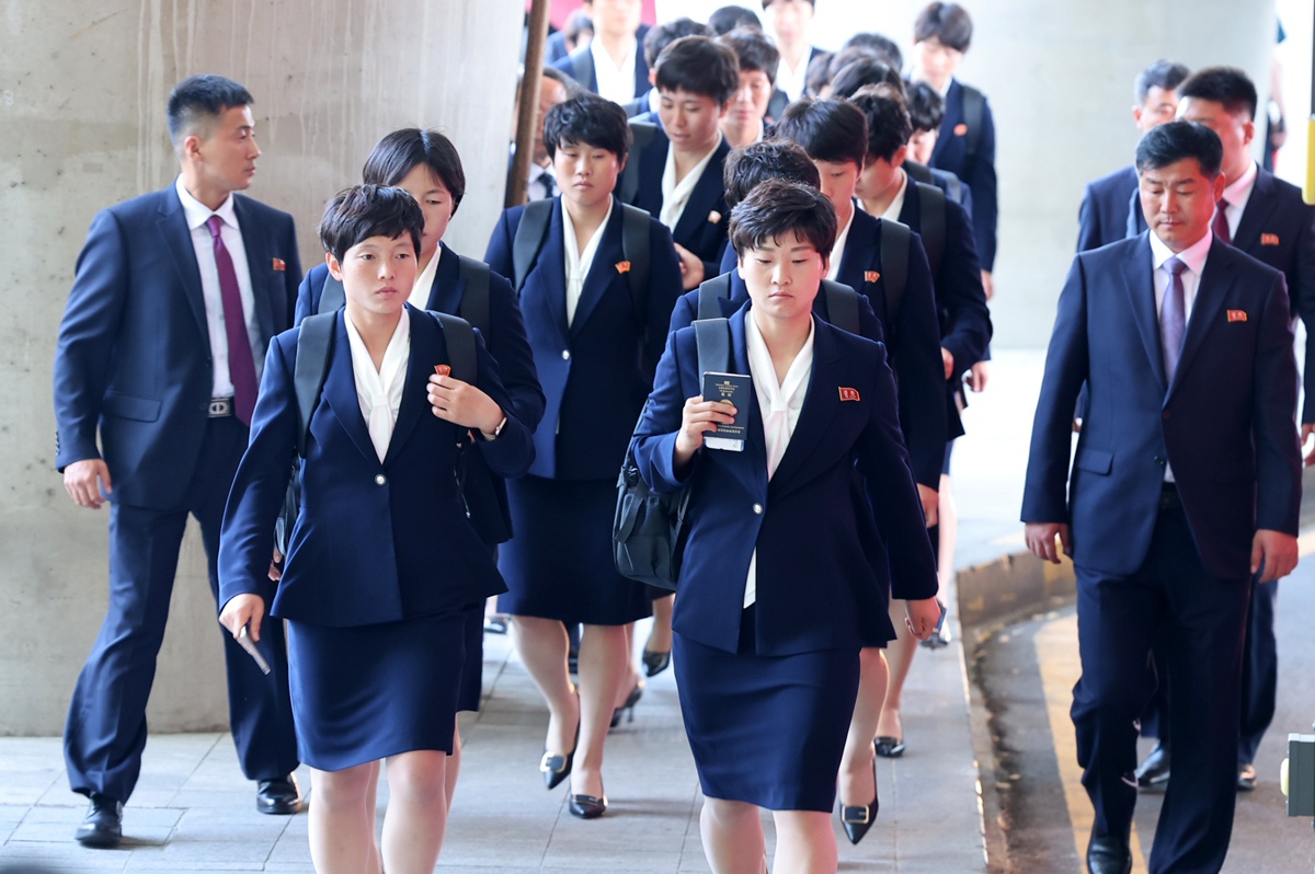 ▲ 2025-2026 아시아축구연맹(AFC) 여자 챔피언스리그(AWCL) 4강전에서 수원FC 위민을 상대하는 내고향여자축구단이 17일 인천국제공항 제1여객터미널을 통해 입국한 뒤 버스 탑승을 위해 이동하고 있다. Members of the North Korean women's soccer team Naegohyang Women's FC on May 17 head for a bus after arriving at Terminal 1 of Incheon International Airport. (Yonhap News - 연합뉴스)