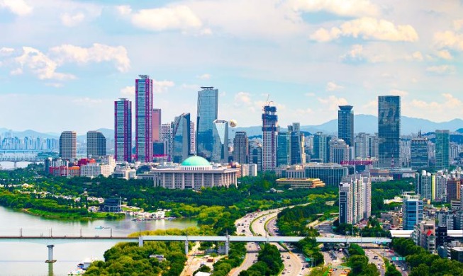 The Organisation for Economic Co-operation and Development has raised its 2026 growth forecast for Korea to 2.6%, up from 1.7% in March. Shown is the financial area of Yeouido in Seoul. (Seoul Tourism Organization)