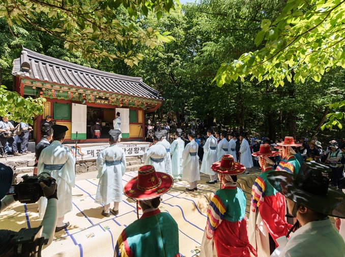 ‘천년의 신명’ 강릉단오제 개막···치유·즐길거리 가득 – Gangneung Danoje Festival celebrates 1,000 years of tradition '천년의 신명' 강릉단오제 개막···치유·즐길거리 가득 - Gangneung Danoje Festival celebrates 1,000 years of tradition