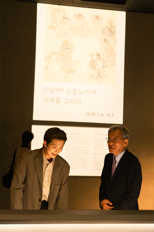 ▲ 국립중앙박물관 글로벌 홍보대사로 위촉된 방탄소년단(BTS) 멤버 RM(왼쪽)이 19일 유홍준 국립중앙박물관장과 함께 국립중앙박물관 서화실에서 '단원 김홍도, 시대를 그리다' 전시를 관람하고 있다.BTS member RM (left), newly appointed global ambassador for the National Museum of Korea, on June 19 looks at the exhibition "Kim Hongdo: Painting His Era" at the facility's calligraphy and painting room with museum director You Hong June.