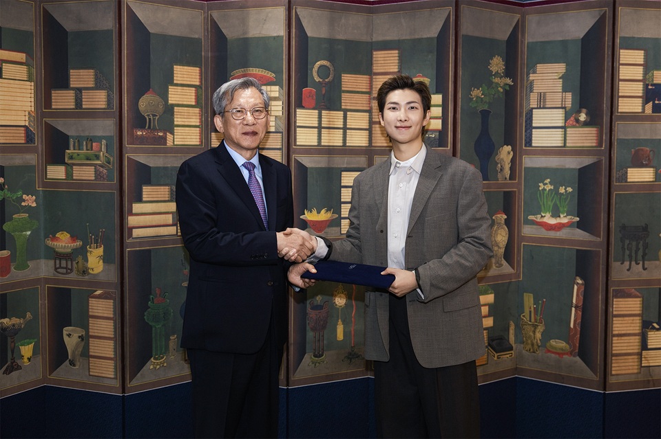 BTS RM, 국립중앙박물관 글로벌 홍보대사 위촉…한국 문화유산 세계에 알린다 – BTS RM Appointed Global Ambassador of National Museum of Korea, Promoting Korean Heritage Worldwide BTS RM, 국립중앙박물관 글로벌 홍보대사 위촉…한국 문화유산 세계에 알린다 - BTS RM Appointed Global Ambassador of National Museum of Korea, Promoting Korean Heritage Worldwide