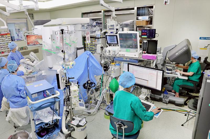 ▲ 사진은 서울아산병원의 직장암 환자 로봇수술 모습. 서울아산병원 - Robotic surgery is being performed on a colorectal cancer patient at Asan Medical Center in Seoul's Songpa-gu District. (Asan Medical Center)