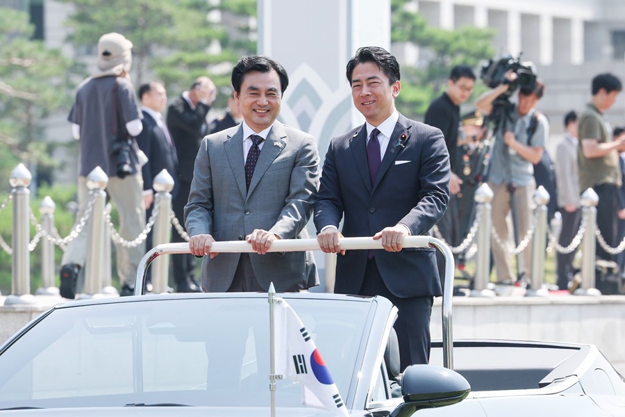 ▲ 안규백 국방부 장관과 고이즈미 신지로 일본 방위대신이 28일 서울 용산구 국방부 연병장에서 열린 한일국방장관회담 의장 행사에서 차량 사열을 하고 있다. Minister of National Defense Ahn Gyu-Back (left) and Japanese Minister of Defense Shinjiro Koizumi on June 28 review a motorcade at the opening ceremony of their bilateral summit at the Ministry of National Defense's parade ground in Seoul's Yongsan-gu District. (Ministry's official Facebook page - 국방부 페이스북)
