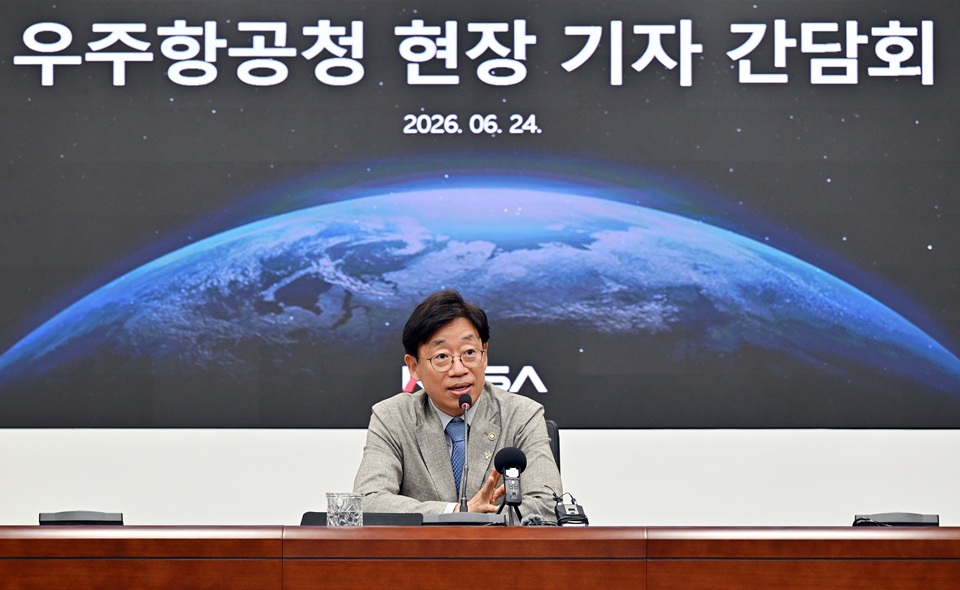 ▲ 오태석 우주항공청장이 24일 경남 사천 우주항공청 청사에서 열린 기자 간담회에서 주요 현안을 설명하고 있다. Korea AeroSpace Administration (KASA) Administrator Oh Taeseog on June 24 discusses pending issues at a news conference held at his agency's headquarters in Sacheon, Gyeongsangnam-do Province. (KASA - 우주항공청)