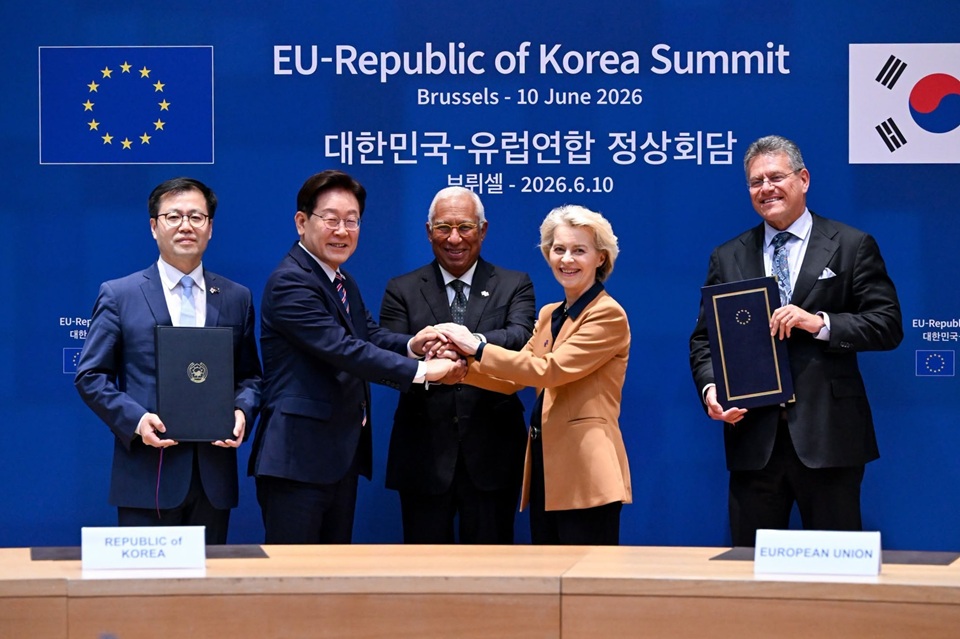 ▲ 왼쪽부터 여한구 산업통상부 통상교섭본부장, 이재명 대통령, 안토니우 코스타 EU 정상회의 상임의장, 우르줄라 폰데어라이엔 EU 집행위원장, 마로시 셰프초비치 EU 통상 경제 안보 집행위원이 10일(현지시간) 벨기에 브뤼셀 유럽연합 이사회에서 디지털 통상 협정을 체결한 뒤 기념촬영을 하고 있다. Minister for Trade Yeo Han-koo (from left), President Lee Jae Myung, European Council President Antonio Costa, European Commission President Ursula von der Leyen, and European Commissioner for Trade and Economic Security Maros Sefcovic on June 10 pose for a group photo after signing a digital trade agreement at the council's headquarters in Brussels. (Council's official Facebook page - 유럽연합 이사회 공식 페이스북)