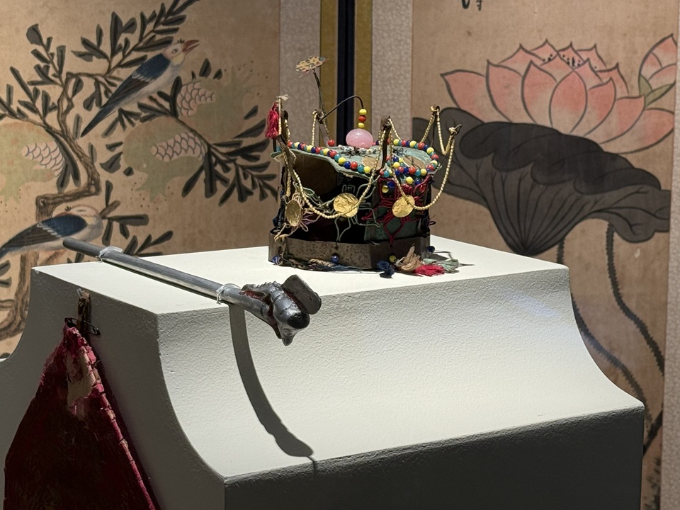 ▲ 울산박물관 ‘울산 결혼백서’에 전시된 '족두리'와 '비녀'의 모습. A binyeo (hairpin) and a jokduri, or a ceremonial headpiece for women, are displayed at the exhibition "Ulsan Wedding Chronicles" at Ulsan Museum in Ulsan.