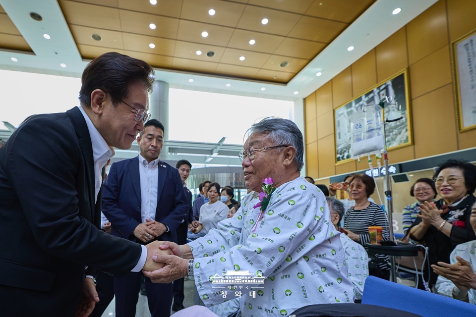 ▲ 이재명 대통령(왼쪽)이 현충일인 6일 서울 강동구 중앙보훈병원에서 국가유공자를 위문하고 있다. President Lee Jae Myung (left) on June 6 meets a decorated veteran receiving treatment at the VHS (Veterans Health Service) Medical Center in Seoul's Gangdong-gu District on the occasion of Memorial Day. (Cheong Wa Dae - 대한민국 청와대)