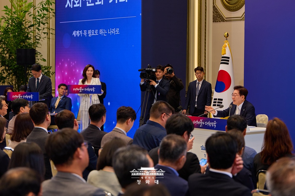 ▲ 이재명 대통령이 8일 서울 종로구 청와대 영빈관에서 열린 취임 1주년 기자회견에서 발언하고 있다. President Lee Jae Myung on June 8 speaks at a news conference marking his first year in office at the official guesthouse Yeongbingwan of Cheong Wa Dae in Seoul's Jongno-gu District.