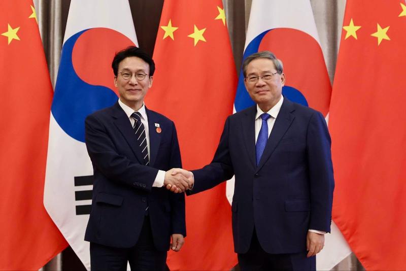 ▲ 중국을 방문 중인 김민석 국무총리가 23일 중국 다롄의 방추이다오 호텔에서 리창 국무원 총리를 만나 회담에 앞서 악수하고 있다. Prime Minister Kim Min-seok (left) on June 23 shakes hand with Chinese Premier Li Qiang ahead of their meeting at the Bangchui Island Hotel in Dalian, China. (Office for Government Policy Coordination-Prime Minister's Secretariat - 국무총리실)