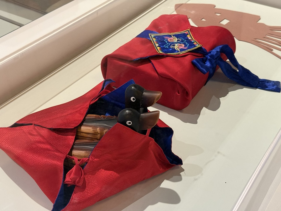 ▲ 청홍 보자기에 싸인 한 쌍의 나무 기러기. Pair of traditional wooden geese wrapped in blue and red cloth.