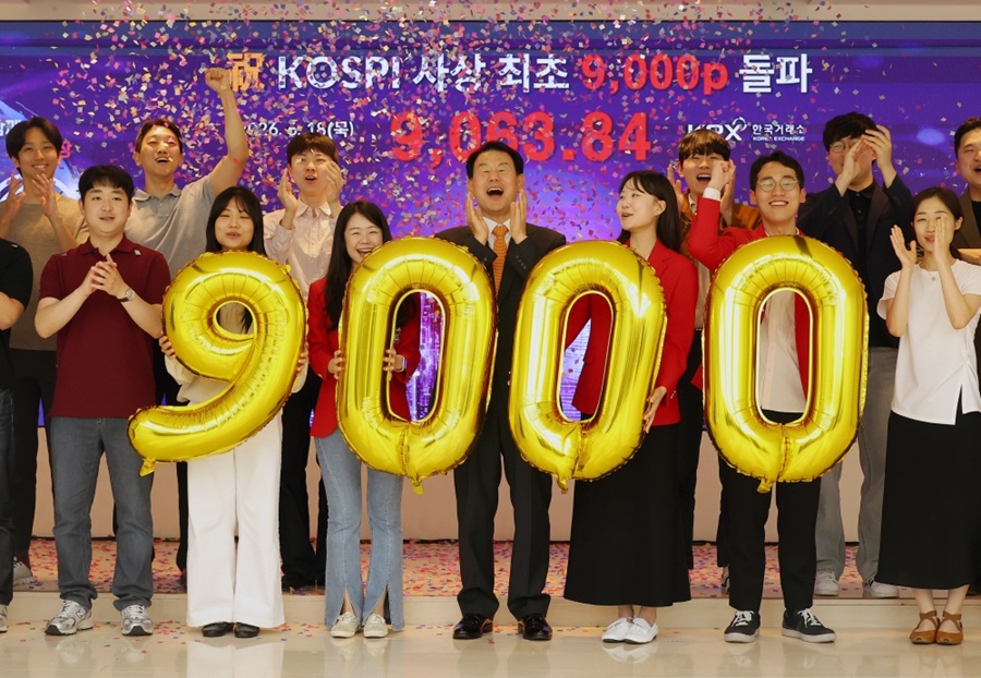▲ 코스피가 사상 처음으로 9000선을 돌파했다. 사진은 18일 부산 남구 한국거래소 본사 홍보관에서 직원들이 축하 세리머니를 하고 있는 모습이다. The main stock market KOSPI has surpassed 9,000 for the first time. Staff at Korea Exchange headquarters in Busan's Nam-gu District on June 18 pose for a photo at a celebratory ceremony. (Yonhap News - 연합뉴스)