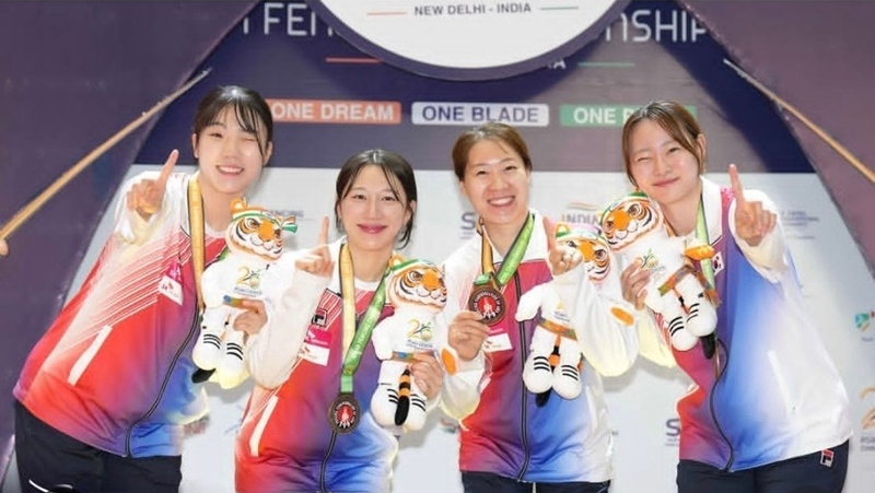 ▲ 한국 펜싱 여자 사브르 대표팀. (왼쪽부터) 전하영, 김정미, 서지연, 최세빈 선수. National squad members Jeon Ha-young (from left), Kim Jeong-mi, Seo Ji-yeon and Choi Sebin on June 23 pose with their gold medals after winning the women's team sabre title at the Asian Fencing Championships in New Delhi, India. (FIE's Instagram account - 국제펜싱연맹 인스타그램 갈무리)