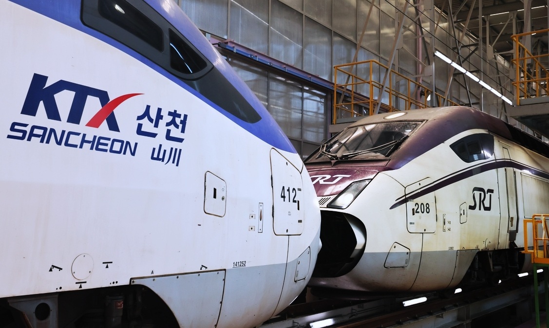 ▲ KTX와 SRT를 비롯한 모든 철도 열차를 예매할 수 있는 고속철도 통합 앱이 오는 8월 출시된다. 사진은 중련 연결된 KTX와 SRT. An integrated high-speed rail app set for launch next month will allow ticket reservations for the high-speed trains KTX and SRT. (Korea Railroad Corp. - 코레일)