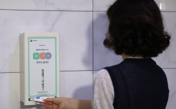 무료 공공생리대 서비스 본격 시행···전국 공공시설 500곳 순차 운영 – Free Menstrual Products Now Available at 500 Public Facilities Across Korea in Pilot Program ▲ 공공생리대 지원 시범사업이 본격적으로 시작된 6일 서울 은평여성인력개발센터 화장실에 공공생리대 지급기가 설치돼 있다. A woman on July 6 pulls out a sanitary pad from a public dispenser at a restroom of Eunpyeong Women's Development Center in Seoul's Eunpyeong-gu District on the first day of a pilot program for providing free pads. (Yonhap News - 연합뉴스)