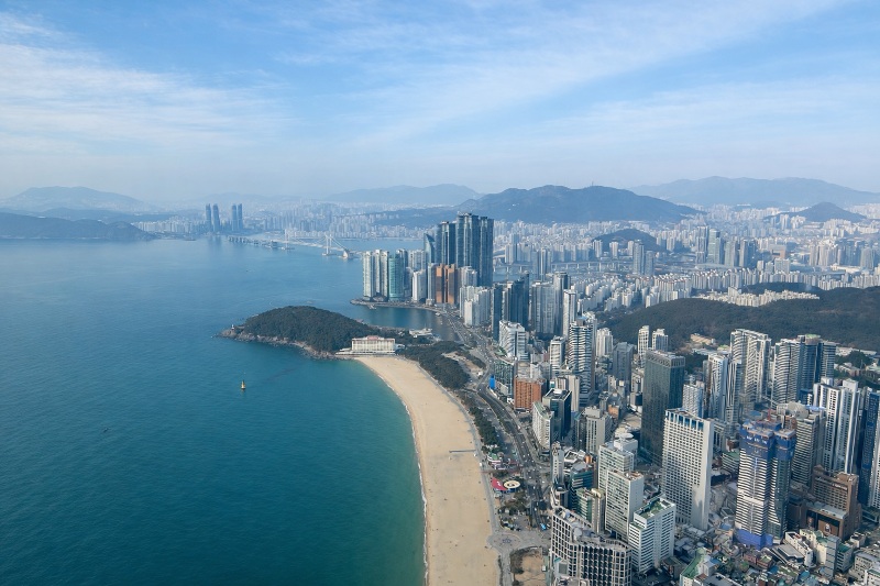 ▲ 부산시 해운대구 랜드마크인 '부산 엑스 더 스카이 전망대'에서 내려다본 해운대의 탁 트인 풍경. This panoramic view of Haeundae Beach in Busan's Haeundae-gu District was taken from the skyscraper Busan X The Sky, the country's second-tallest building. (Margareth Theresia - 테레시아 마가렛 기자 margareth@korea.kr)