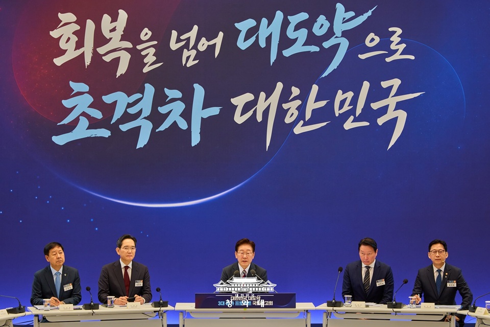 ▲ 이재명 대통령이 29일 서울 종로구 청와대에서 열린 '대한민국 대도약 3대 메가프로젝트 국민보고회'에서 발언하고 있다. 왼쪽부터 구윤철 부총리 겸 재정경제부 장관,이재용 삼성전자 회장, 이 대통령, 최태원 SK그룹 회장, 배경훈 부총리 겸 과학기술정보통신부 장관. President Lee Jae Myung on June 29 speaks at a public briefing on three mega-projects for the country to achieve "a great leap forward" at Cheong Wa Dae in Seoul. From left are Deputy Prime Minister and Minister of Finance and Economy Koo Yun Cheol, Samsung Electronics Chairman Lee Jae-yong, President Lee, SK Group Chairman Chey Tae-won, and Deputy Prime Minister and Minister of Science and ICT Bae Kyunghoon. (Cheong Wa Dae - 대한민국 청와대)