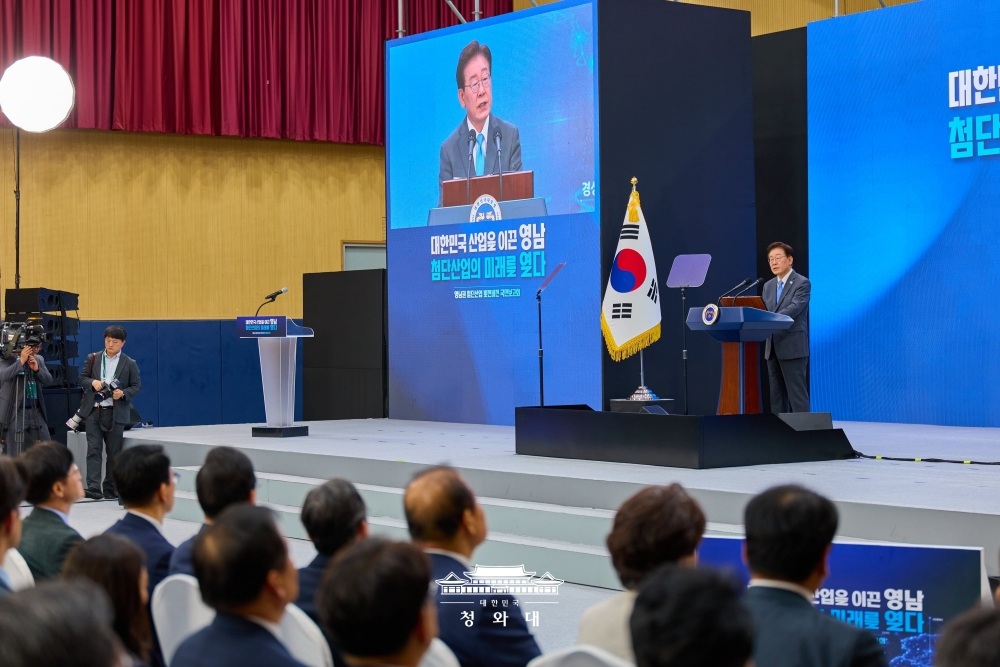 삼성·한화·현대차, 영남권 피지컬 AI·우주항공·AI 데이터센터에 312조 원 투자 – Samsung, Hanwha and Hyundai to Invest KRW 312 Trillion in Physical AI, Aerospace and AI Data Centers in Korea’s Yeongnam Region 삼성·한화·현대차, 영남권 피지컬 AI·우주항공·AI 데이터센터에 312조 원 투자 - Samsung, Hanwha and Hyundai to Invest KRW 312 Trillion in Physical AI, Aerospace and AI Data Centers in Korea's Yeongnam Region