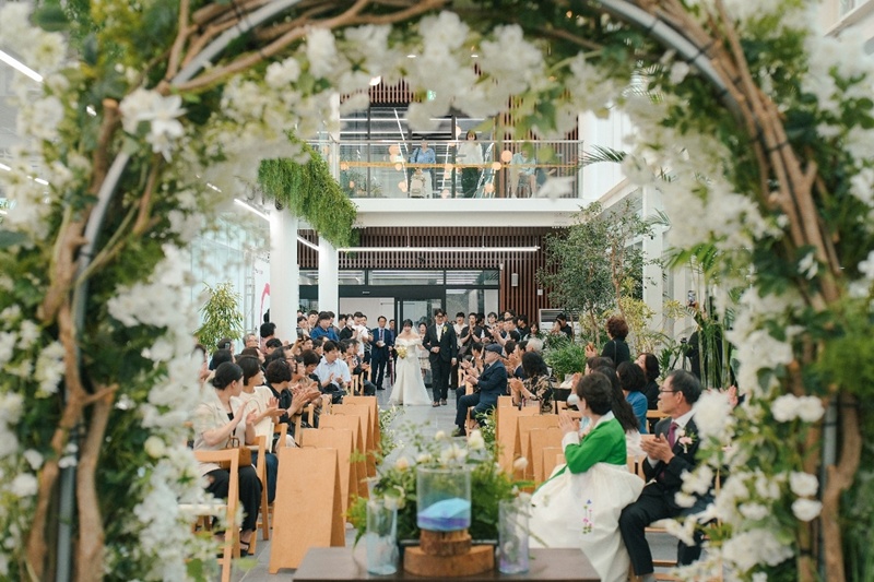 ▲ 지난달 7일 울산정원지원센터에서 첫 예비부부가 결혼식을 올리며 '유(U):온(ON) 결혼(웨딩)' 사업 '1호 부부'가 탄생했다. The first couple of the program "U:ON Wedding" gets married on June 7 at the Ulsan Garden Support Center in Ulsan. (Ulsan City Hall - 울산시)