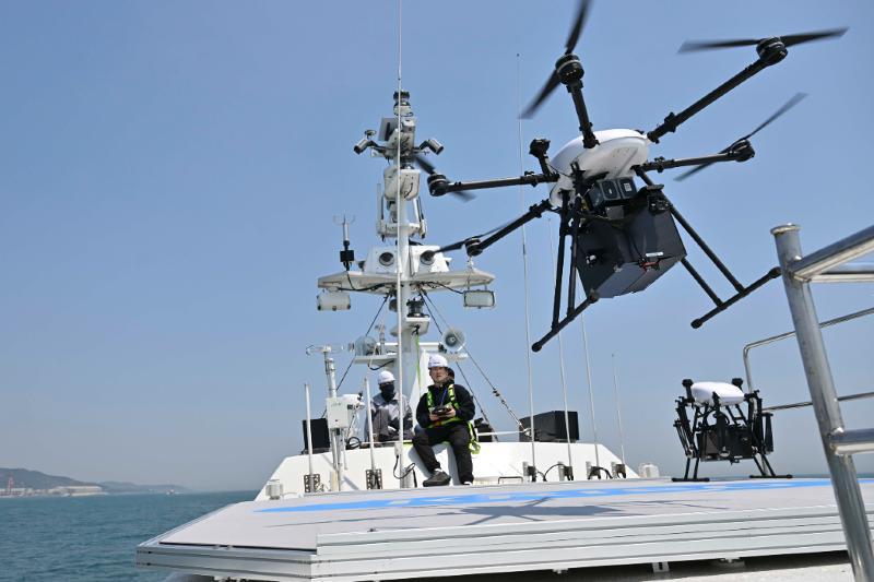 국방부, 드론 2만 대 확보·50만 드론 전사 양성…AI 군집드론·자폭무인기 전력화 – Korea to deploy 20,000 drones, train 500,000 drone warriors with AI swarm drones and loitering munitions 국방부, 드론 2만 대 확보·50만 드론 전사 양성…AI 군집드론·자폭무인기 전력화 - Korea to deploy 20,000 drones, train 500,000 drone warriors with AI swarm drones and loitering munitions