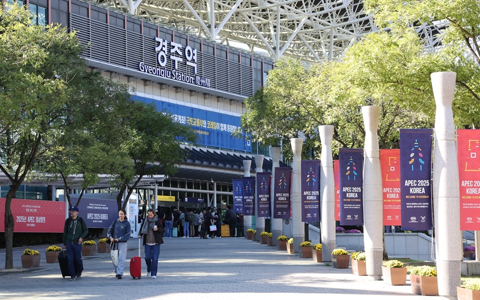 ▲ 경주역이 경북을 대표하는 명소로 뽑혔다. 사진은 지난해 10월 28일 '2025 아시아태평양경제협력체(APEC) 정상회'의 홍보물로 꾸며진 경주역의 모습. Gyeongju Station is a leading tourist attraction of Gyeongsangbuk-do Province. Shown is the station on Oct. 28, 2025, decorated with promotional materials for the Asia-Pacific Economic Cooperation (APEC) Economic Leaders' Meeting. (Park Dae Jin - 박대진 기자 pacdaejin@korea.kr)