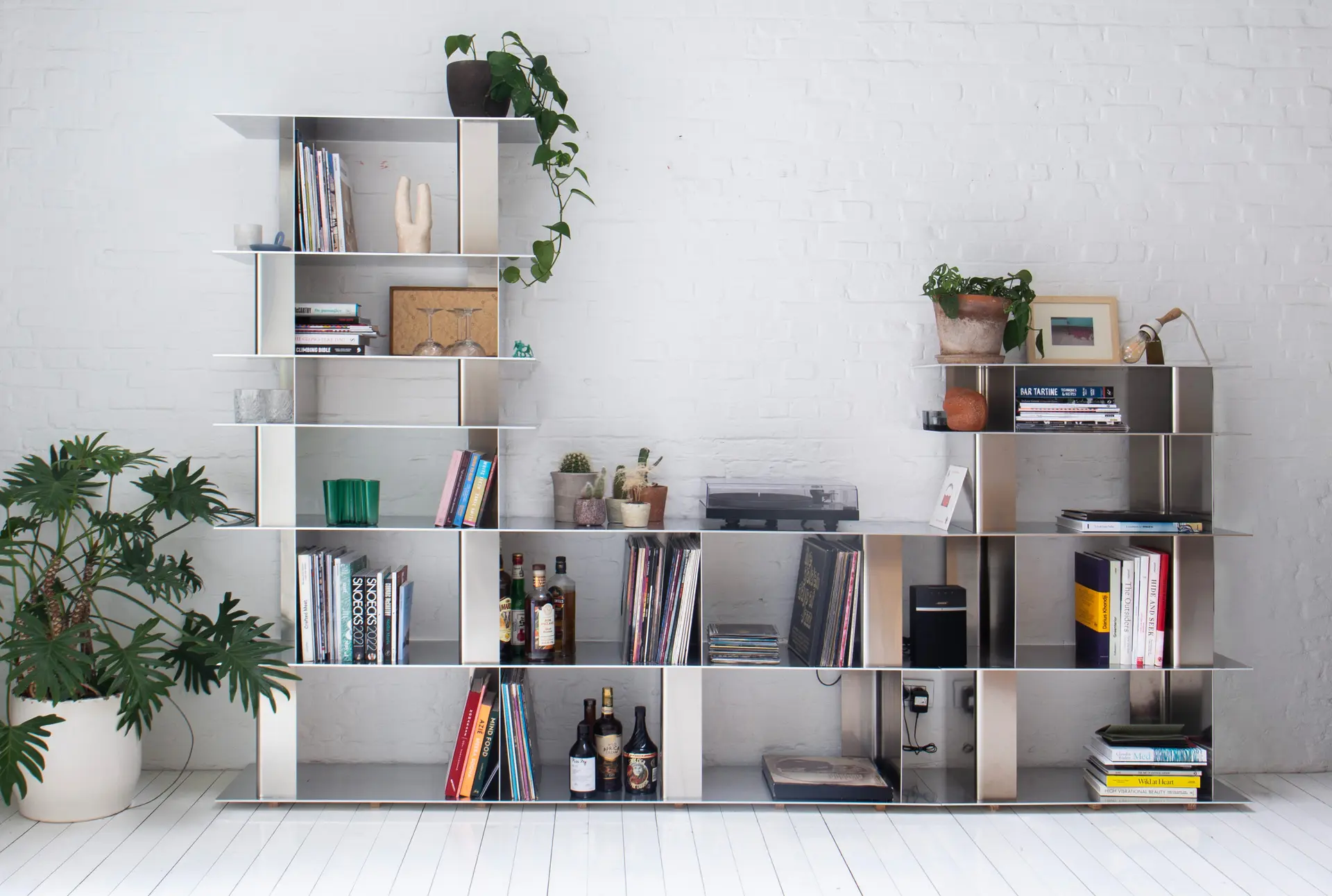 ▲ 공간과 용도에 따라 자유롭게 구성할 수 있는 STACK의 모듈형 선반. The modular shelving system of the Belgian furniture maker Stack can be arranged freely depending on space and purpose. STACK