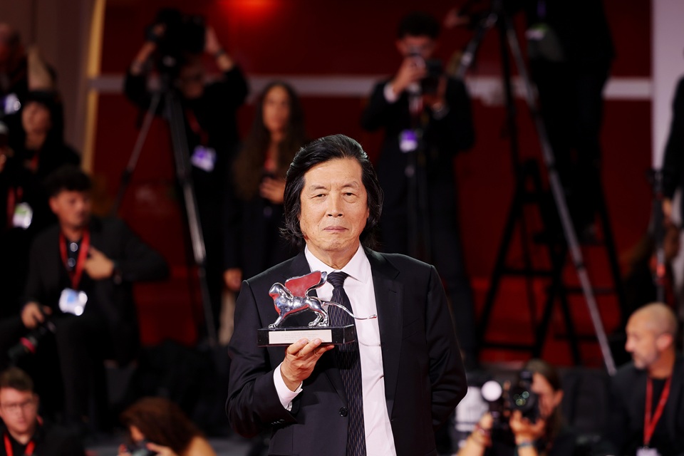 ▲ 영화 '가능한 사랑'으로 제83회 베네치아영화제에서 심사위원대상(은사자상)을 수상한 이창동 감독이 12일(현지 시간) 영화제 폐막식에서 포즈를 취하고 있다. Director Lee Chang-dong on Sept. 12 holds his trophy at the closing ceremony of this year's Venice Film Festival after his film "Possible Love" won the Grand Jury Prize. (Getty Images)
