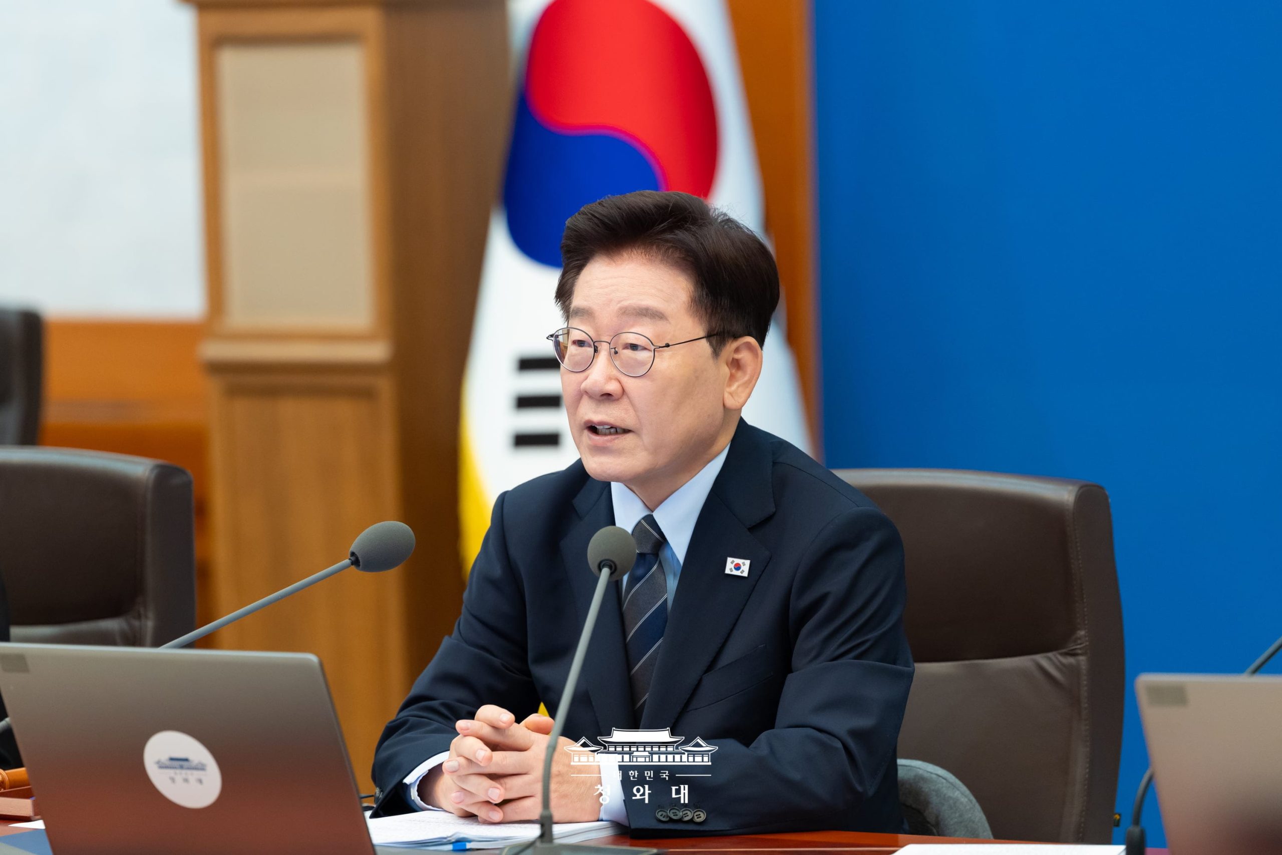 2027년 예산안 820조 9000억 원···AI·반도체·미래성장 투자로 경제성장 총력 – 2027 Budget Bill Worth KRW 820.9 Trillion···AI, Semiconductor and Future Growth Investment to Boost Economic Growth 2027년 예산안 820조 9000억 원···AI·반도체·미래성장 투자로 경제성장 총력 - 2027 Budget Bill Worth KRW 820.9 Trillion···AI, Semiconductor and Future Growth Investment to Boost Economic Growth