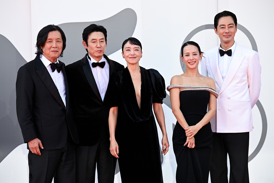 이창동 감독 ‘가능한 사랑’, 제83회 베네치아영화제 심사위원대상 수상···24년 만의 쾌거 – Lee Chang-dong’s ‘Possible Love’ Wins Grand Jury Prize at 83rd Venice Film Festival···First Venice Award in 24 Years 이창동 감독 ‘가능한 사랑’, 제83회 베네치아영화제 심사위원대상 수상···24년 만의 쾌거 - Lee Chang-dong’s ‘Possible Love’ Wins Grand Jury Prize at 83rd Venice Film Festival···First Venice Award in 24 Years