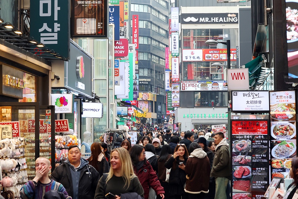 한국 찾은 외국인 관광객 카드 사용액 사상 최대···2분기 48억 6000만 달러 기록 – Foreign Tourists’ Card Spending in Korea Hits Record High···USD 4.86 Billion in Q2 한국 찾은 외국인 관광객 카드 사용액 사상 최대···2분기 48억 6000만 달러 기록 - Foreign Tourists’ Card Spending in Korea Hits Record High···USD 4.86 Billion in Q2